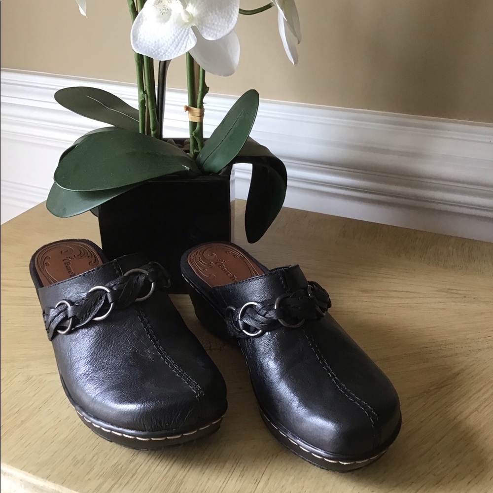Bare Traps clogs